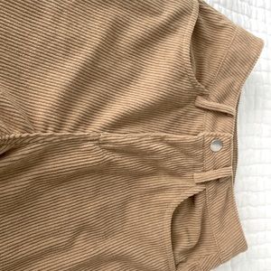 90s style, work pants with wide cut at the bottom.